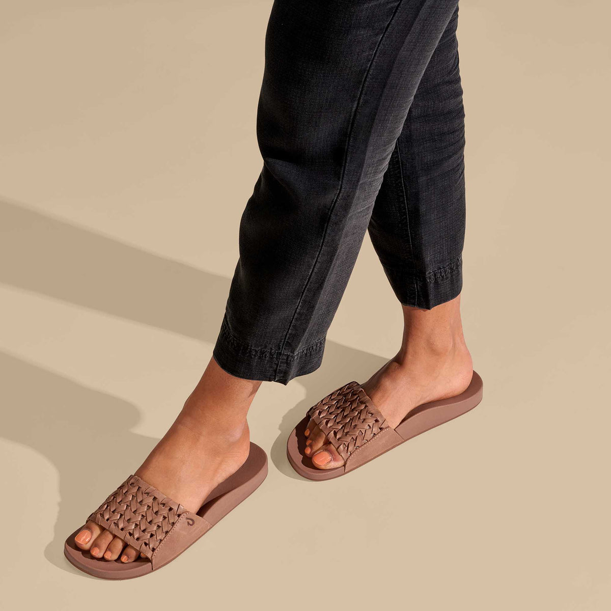 OluKai Kāmola Women’s Leather Slide Sandals - Women